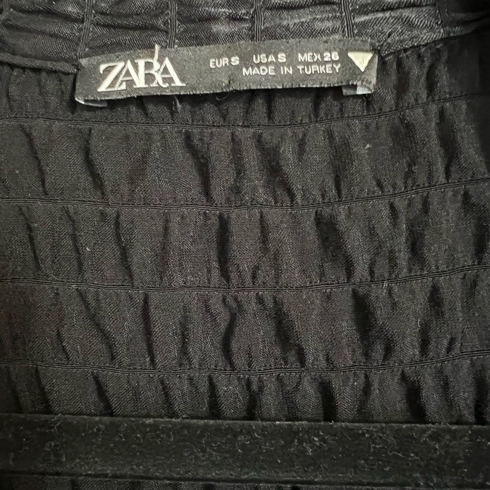 Zara satin textured effect Lapel collar shirt V-neck long sleeves. Front button - Picture 6 of 10